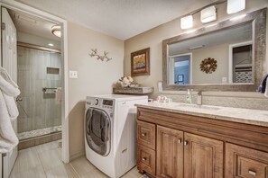 Combined shower/bathtub, hair dryer, towels