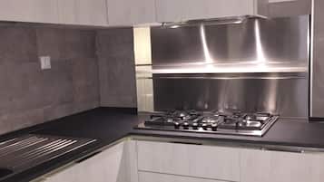 Frigorífico, microondas, horno y placa de cocina