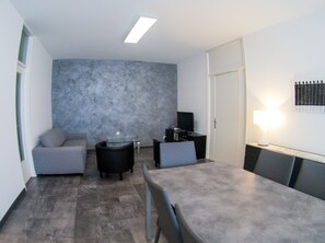 3 habitaciones, escritorio y tabla de planchar con plancha 