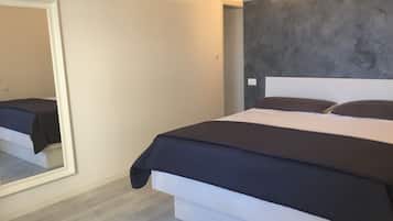 3 camere, una scrivania, ferro/asse da stiro