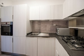 Kühlschrank, Mikrowelle, Ofen, Herdplatte