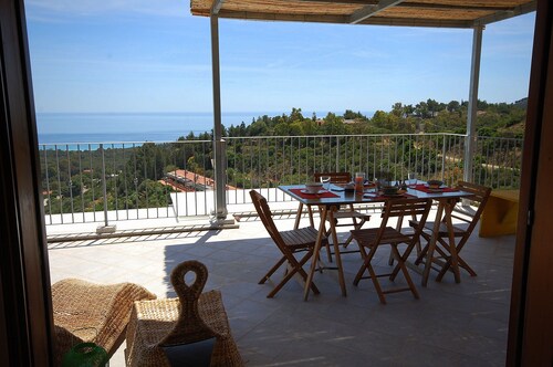 Villa neuve, grande terrasse avec vue sur la mer. Entre l'art. Margherita et Chia.