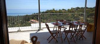 Villino nuovo, vista sul blu dalle rocce rosa. Tra S.Margherita e Chia.