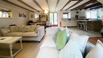 Televisie, een dvd-speler, een tafeltennistafel en boeken