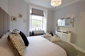 2 bedrooms, iron/ironing board, WiFi, bed sheets - Inviting flat under the Edinburgh Castle (Edinburgh)