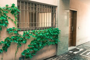 Exterior detail - Exclusive full department - Avenida Emilio Civit 157 (Mendoza)