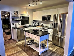 Fridge, microwave, oven, stovetop - Unique Clean Private Pet Friendly House Close to Beaches and Wilton Manors (Fort Lauderdale)