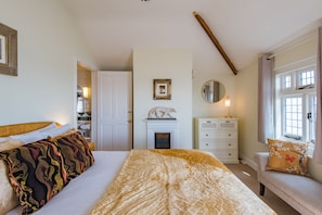 3 bedrooms, desk, iron/ironing board, WiFi