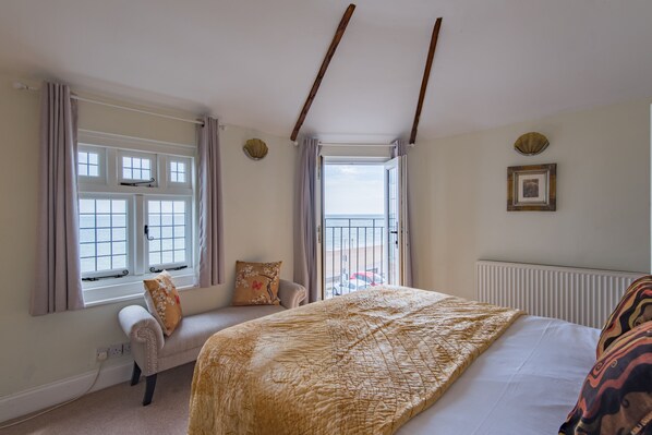 3 bedrooms, desk, iron/ironing board, WiFi