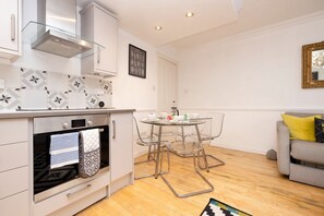 Fridge, oven, stovetop, dishwasher - Charming Home with Patio Nearby the Castle (Edinburgh)