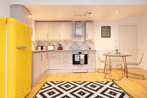 Kühlschrank, Ofen, Herdplatte, Geschirrspüler