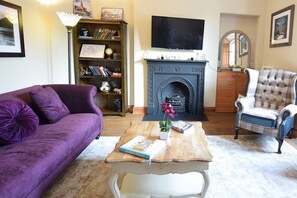 TV, fireplace, offices - Castle View Vintage Retreat (Edinburgh)