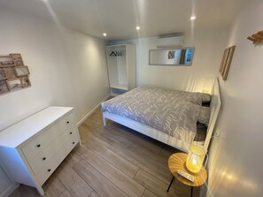 5 quartos, ferros/tábuas de passar roupa, berço de viagem