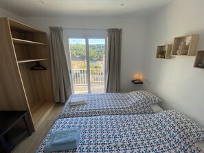 5 slaapkamers, een strijkplank/strijkijzer, reisbedje, gratis wifi