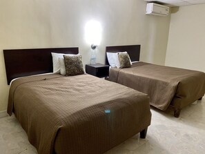 Standaard tweepersoonskamer, niet-roken | Luxe beddengoed, donsdekens, een bureau, een strijkplank/strijkijzer