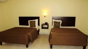 Phòng đôi Tiêu chuẩn, không hút thuốc | Bộ đồ giường cao cấp, chăn bông, bàn, bàn ủi/dụng cụ ủi quần áo 