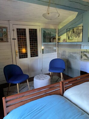 1 chambre, bureau, fer et planche à repasser, lit parapluie