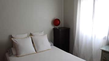 2 slaapkamers, een strijkplank/strijkijzer, internet, beddengoed