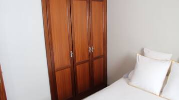 2 bedrooms, iron/ironing board, internet, bed sheets