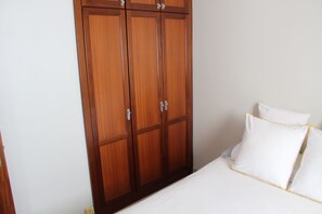 2 bedrooms, iron/ironing board, Internet, bed sheets