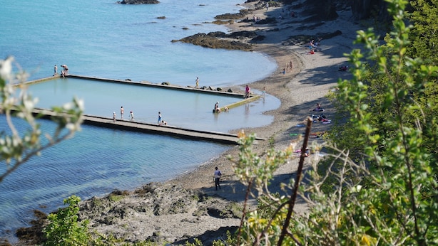 A coastal beach with a swimming pool and rocky terrain. - In the heart of "Cancale"  garden , 500m sea / garage (Cancale)