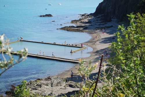 In the heart of "Cancale"  garden , 500m sea / garage