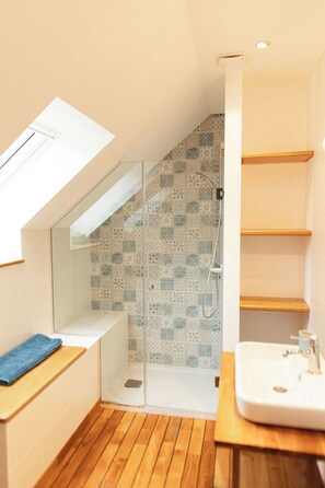 Douche, séchoir à cheveux, savon, shampooing