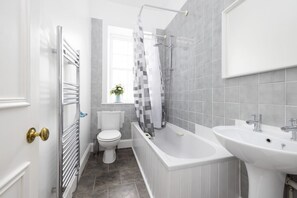 Combined shower/tub, hair dryer, towels