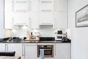 Kühlschrank, Mikrowelle, Ofen, Herdplatte