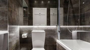 Combined shower/bathtub, hair dryer, towels, shampoo