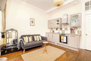 TV, offices - Sun-Drenched Royal Mile Escape (Edinburgh)