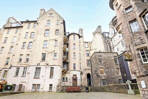 Exterior - Sun-Drenched Royal Mile Escape (Edinburgh)