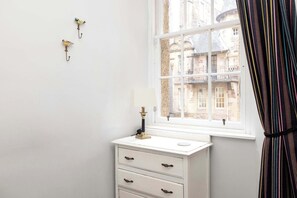 Interior - Sun-Drenched Royal Mile Escape (Edinburgh)