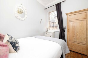 1 bedroom, iron/ironing board, WiFi, bed sheets - Sun-Drenched Royal Mile Escape (Edinburgh)