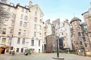 Exterior - Sun-Drenched Royal Mile Escape (Edinburgh)