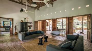 Télévision, jeux vidéo, livres, chaîne hi-fi