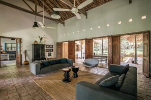 Télévision, jeux vidéo, livres, chaîne hi-fi