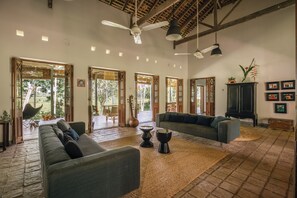 Télévision, jeux vidéo, livres, chaîne hi-fi