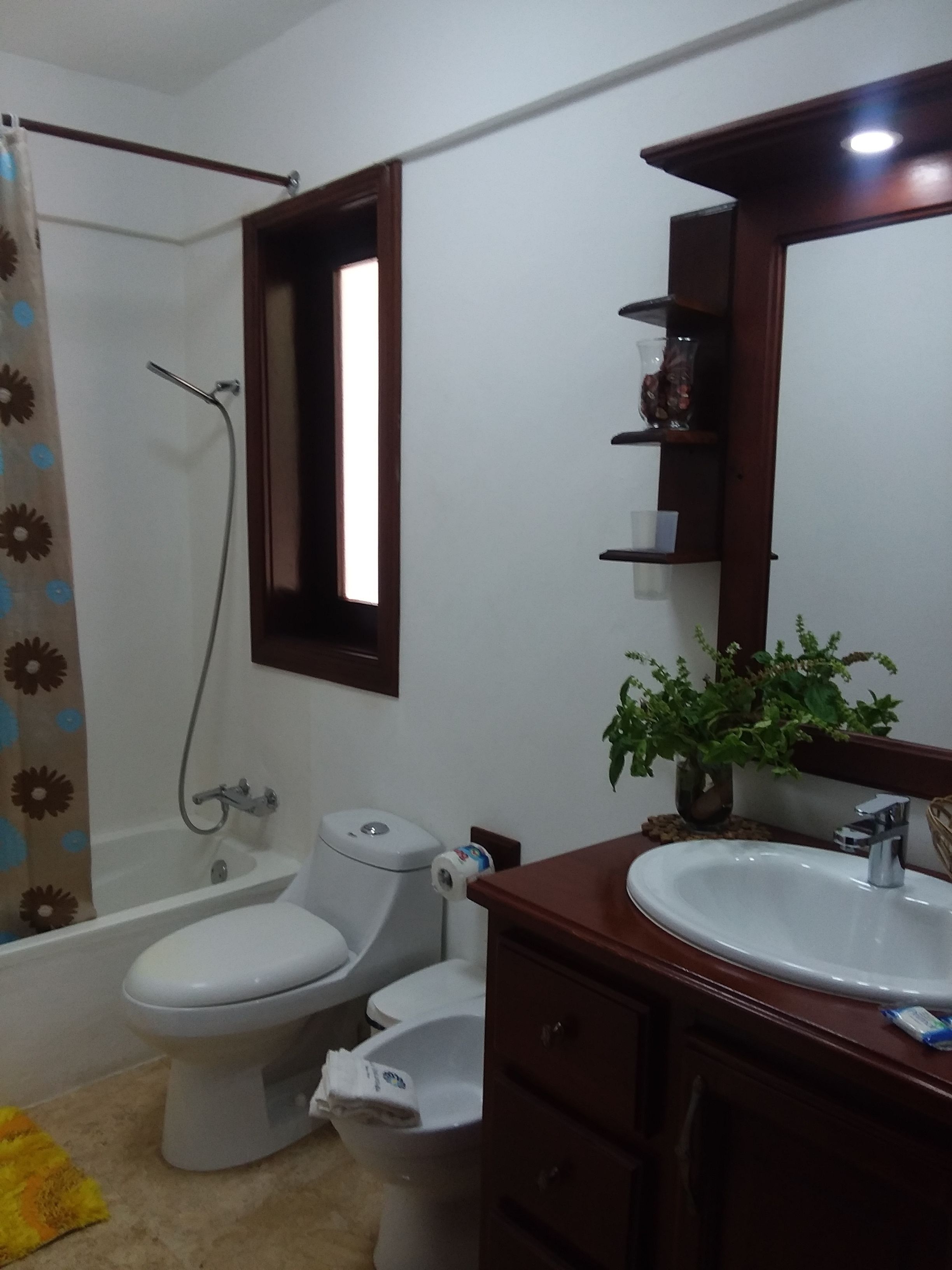 Ein Badezimmer mit Badewanne, Toilette und Waschbecken.