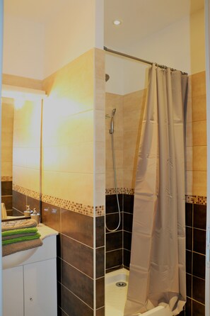 Douche, sèche-cheveux, serviettes fournies, papier toilette