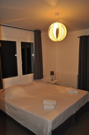 6 soverom, skrivebord, strykejern/-brett og reiseseng for barn