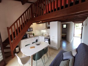 Interior - F2, air-conditioned, sea view, 100 m from the beach (Calcatoggio)