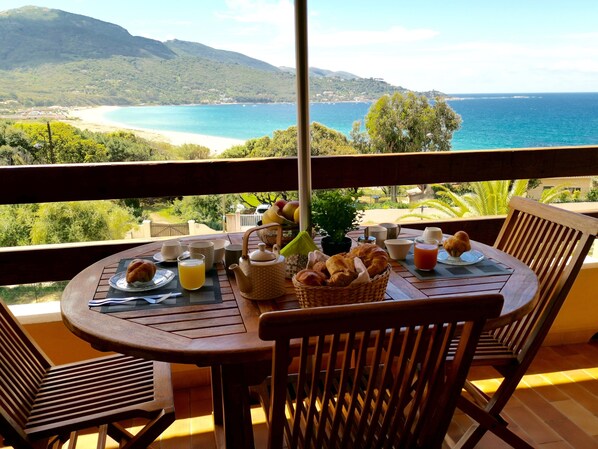 Outdoor dining - F2, air-conditioned, sea view, 100 m from the beach (Calcatoggio)