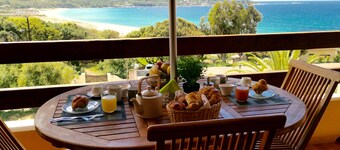 F2, air-conditioned, sea view, 100 m from the beach