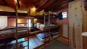 3 bedrooms, iron/ironing board, free WiFi