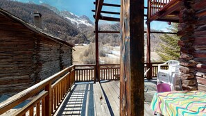 A wooden cabin with a balcony overlooking a mountainous landscape. - A natural interlude in the heart of the Queyras, sauna (Saint-Véran)