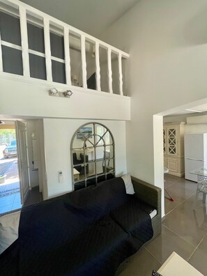 Télévision, cheminée, lecteur de DVD, chaîne hi-fi