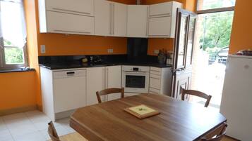 Frigorífic, microones, forn i placa de cuina