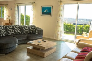 Una televisión, libros