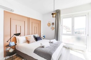 3 slaapkamers, een strijkplank/strijkijzer, gratis wifi, beddengoed